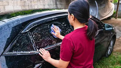 Persona lavando el auto. Persona lavando el auto.