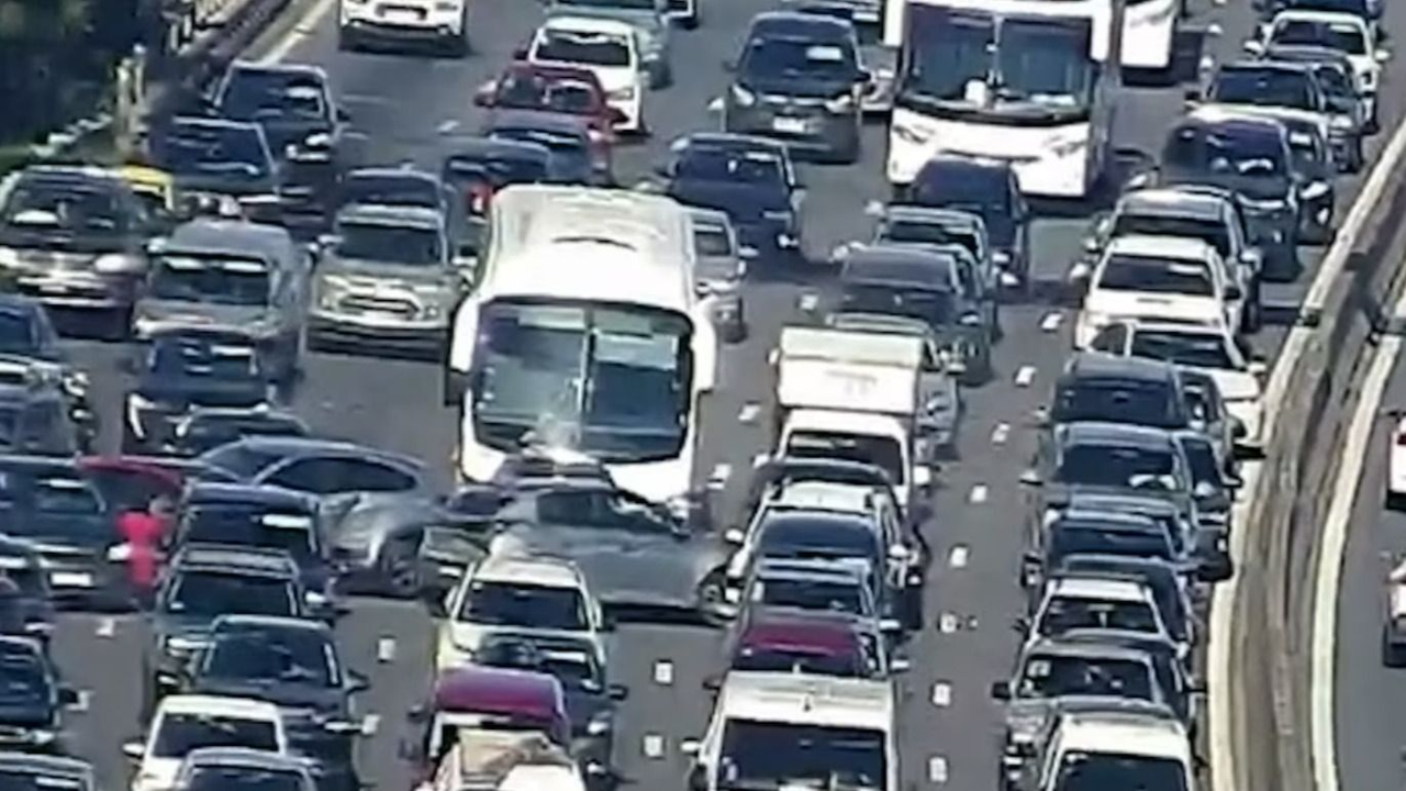 VIDEO del choque en General Paz en cadena: un colectivo colisionó al menos 10 autos