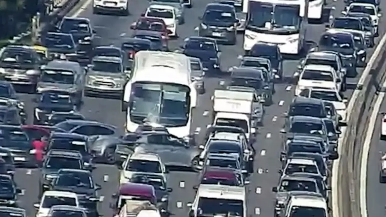 VIDEO del choque en General Paz en cadena: un colectivo colisionó al menos 10 autos