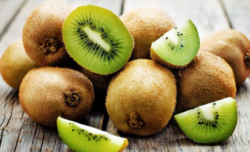 Casi nadie lo sabe: por qué es peligroso comer el kiwi así | Salud