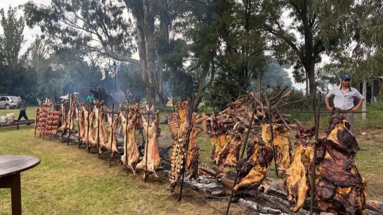 Cuál es el pueblito donde se celebra la Fiesta del Asado.
