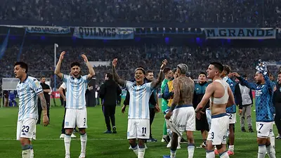 Racing Club avanza a semifinales de la Libertadores tras vencer 1-0 a Vélez Sarsfield Racing Club avanza a semifinales de la Libertadores tras vencer 1-0 a Vélez Sarsfield