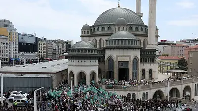 Turquía encarcela a un cómico y a un rapero por un chiste considerado ofensivo para el islam Turquía encarcela a un cómico y a un rapero por un chiste considerado ofensivo para el islam