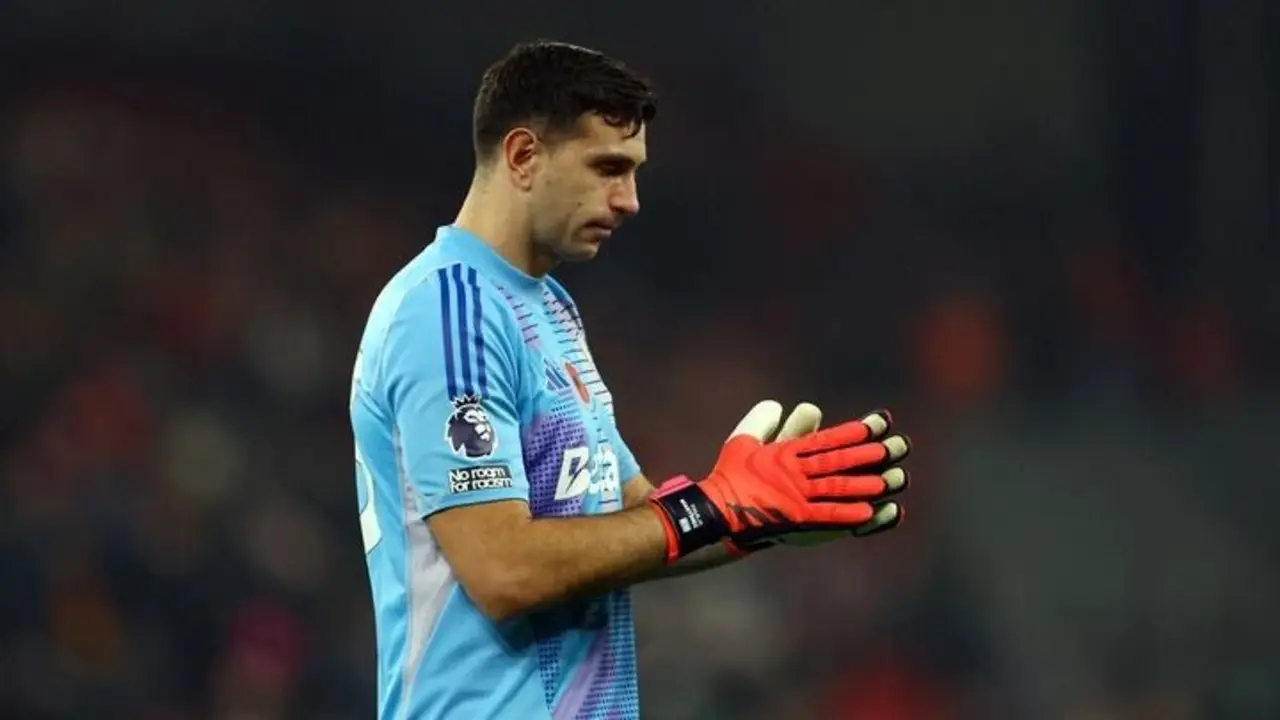 Golpazo para Dibu Martínez en medio del mal momento de Aston Villa: "Irritó"