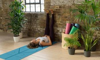 Rutina de yoga fácil y corta para reducir la ansiedad y el estrés | Salud