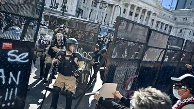 Otra vez represión en el Congreso: golpearon y gasearon de manifestantes Otra vez represión en el Congreso: golpearon y gasearon de manifestantes