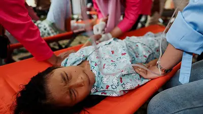 Un nuevo brote de intoxicación alimentaria enferma a más de 1.000 niños indonesios Un nuevo brote de intoxicación alimentaria enferma a más de 1.000 niños indonesios