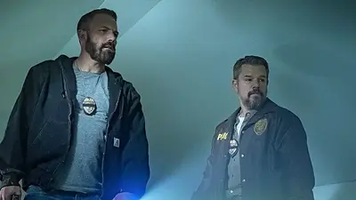 Actores vestidos de policías en escena. Actores vestidos de policías en escena.