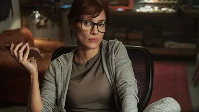 Jessica Chastain con un teléfono, sentada en escena de serie Jessica Chastain con un teléfono, sentada en escena de serie