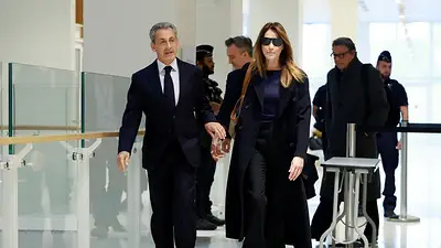 La modelo y cantante francesa Carla Bruni apoya a su marido Nicolas Sarkozy tras condena La modelo y cantante francesa Carla Bruni apoya a su marido Nicolas Sarkozy tras condena