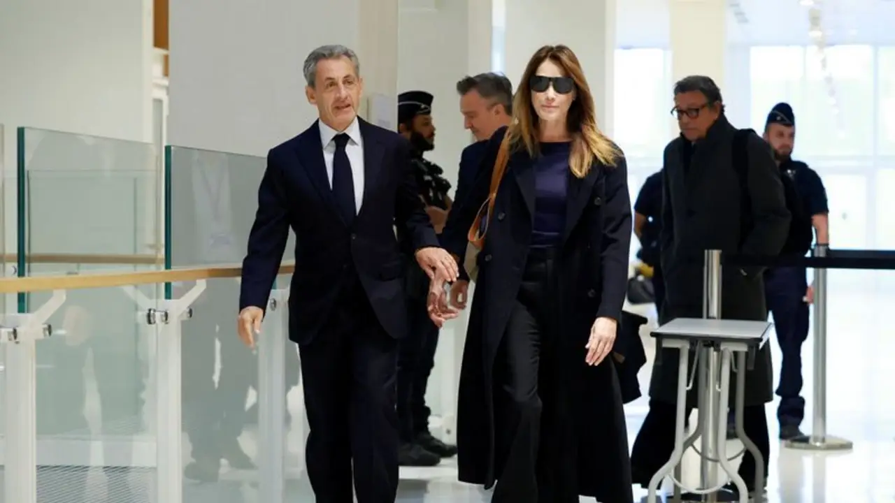 La modelo y cantante francesa Carla Bruni apoya a su marido Nicolas Sarkozy tras condena