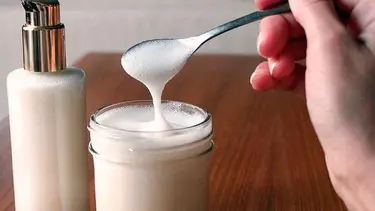 La receta para preparar shampoo anti-caspa casero con dos ingredientes