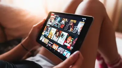 Chica ve Netflix recostada. Chica ve Netflix recostada.