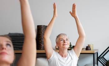 La postura de yoga ideal para las mujeres a partir de los 50 años | Salud
