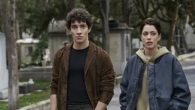 Jorge López y Tini Stoessel caminan en escena de la serie Quebranto Jorge López y Tini Stoessel caminan en escena de la serie Quebranto