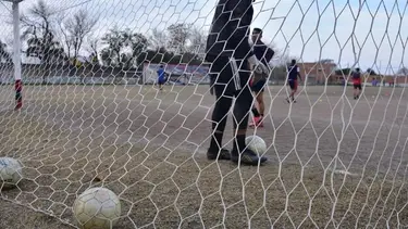 Dos muertes en canchas de fútbol de Córdoba: fallecieron un adolescente y un hombre por paros cardiorrespiratorios