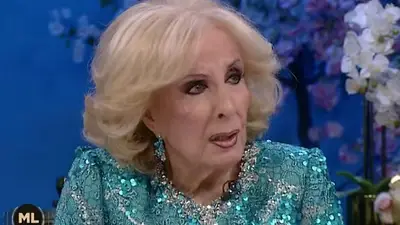 El cruce de Mirtha Legrand con una invitada a la Mesaza. El cruce de Mirtha Legrand con una invitada a la Mesaza.