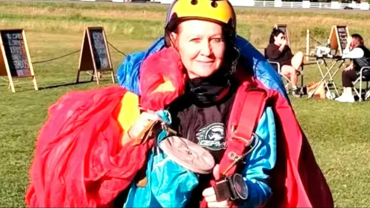 Se tiró desde una avioneta en Miramar, pero su paracaídas no abrió por una falla: la muerte de una mujer de 52 años