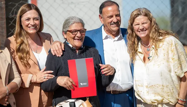 Tras el temporal en Patquía, Quintela entregó viviendas reconstruidas con fondos provinciales