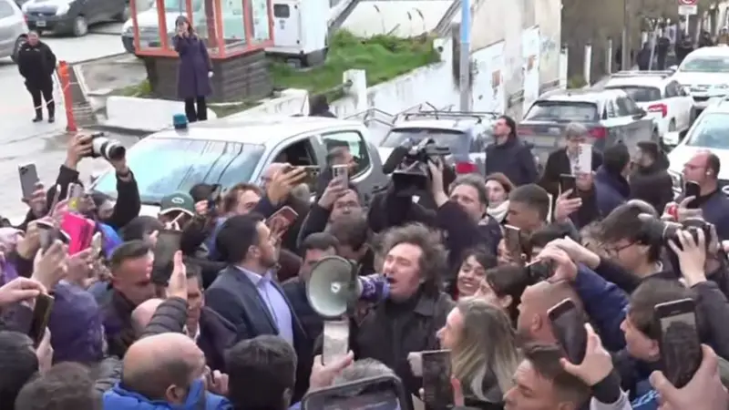 Otra vez fracasó un acto de campaña de Milei: no pudo recorrer el centro de Ushuaia por una marcha opositora Otra vez fracasó un acto de campaña de Milei: no pudo recorrer el centro de Ushuaia por una marcha opositora