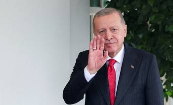 El insólito regalo de Erdogan a los líderes de la OTAN: un revólver con munición | Otan