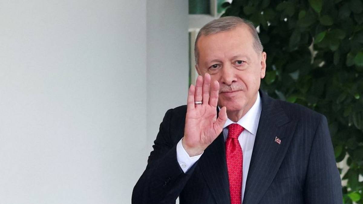 El insólito regalo de Erdogan a los líderes de la OTAN: un revólver con munición