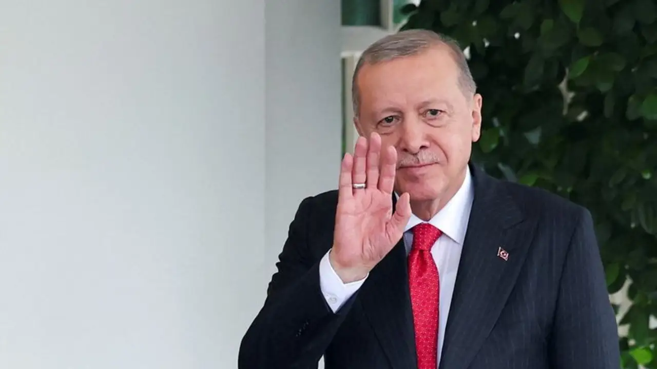 El insólito regalo de Erdogan a los líderes de la OTAN: un revólver con munición
