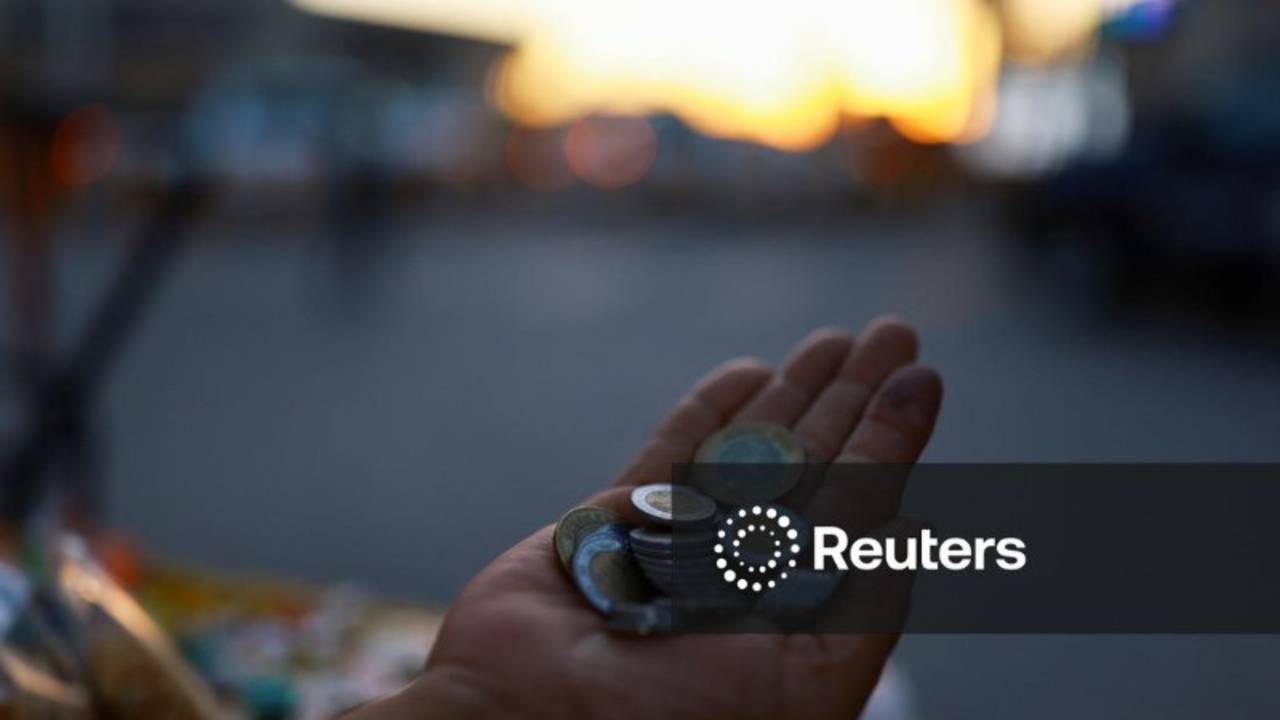 Peso mexicano avanza atento a posible cierre gobierno EEUU, bolsa supera hito 63,000 pts