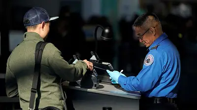 Regulador de aviación de EEUU suspenderá a 11.000 empleados por el cierre del Gobierno de EEUU Regulador de aviación de EEUU suspenderá a 11.000 empleados por el cierre del Gobierno de EEUU