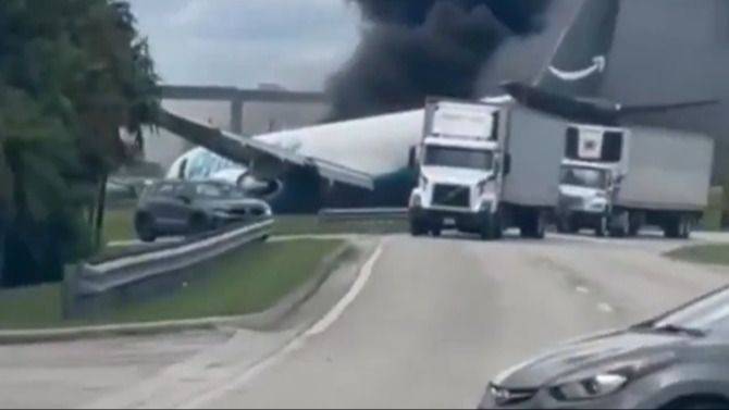 Un avión de carga se despistó al aterrizar en el aeropuerto de Miami