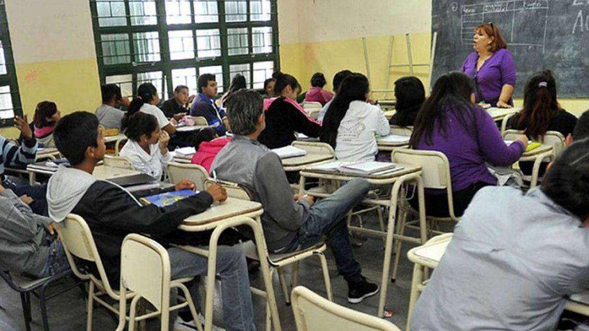 Pruebas PISA: Milei culpa al kirchnerismo, pero desplomó el gasto en educación