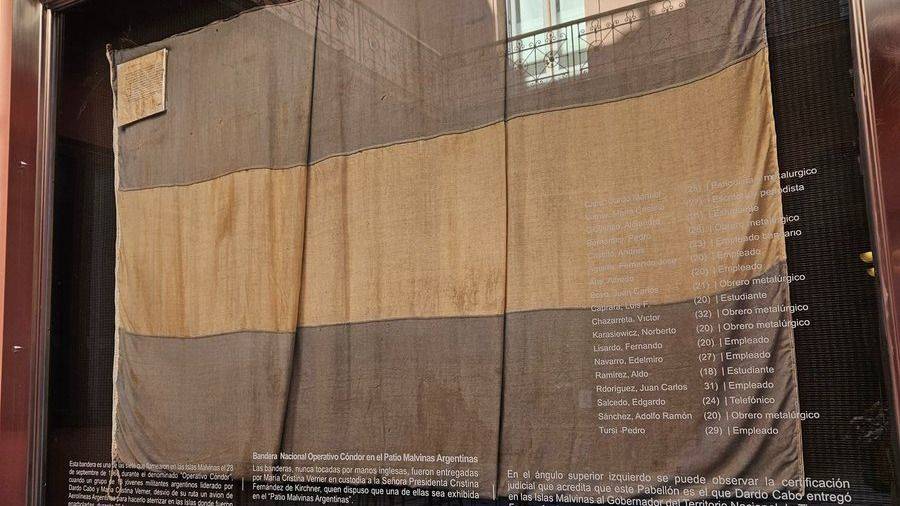 La oposición le pide al Gobierno que restituya bandera que flameó en Malvinas