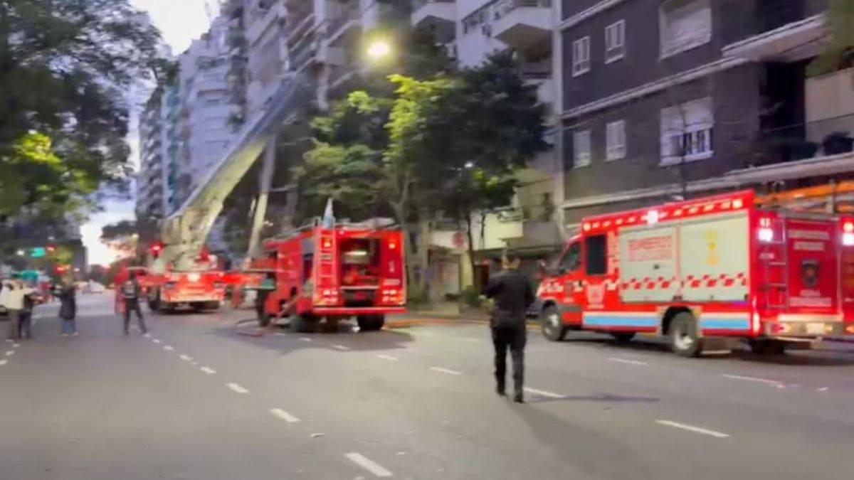 Incendio en Recoleta: un departamento de 13 pisos se prendió fuego y se vivieron horas de tensión con vecinos intoxicados