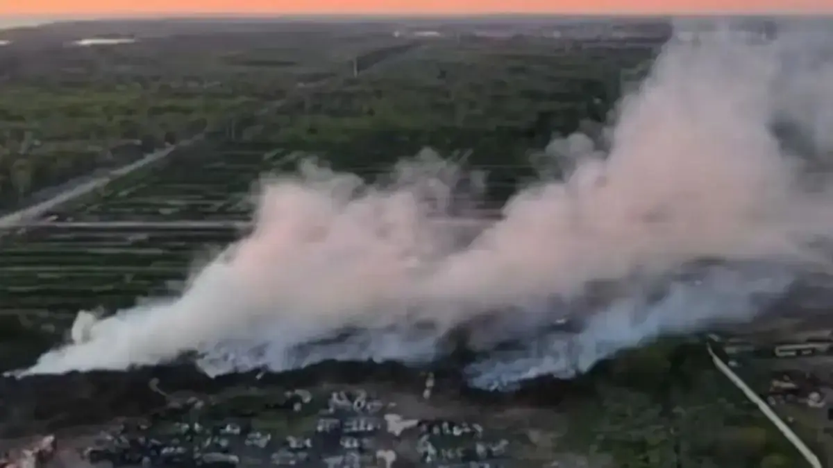 Feroz incendio en Sarandí: el humo afecta la visibilidad en todo Avellaneda