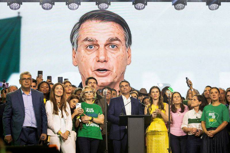 Lula y Flávio Bolsonaro entran en un inédito empate técnico a días de las urnas