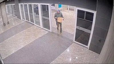 Aeroparque: dejó un riñón adentro de una conservadora para hacerle un chiste a una amiga y terminó detenido Aeroparque: dejó un riñón adentro de una conservadora para hacerle un chiste a una amiga y terminó detenido