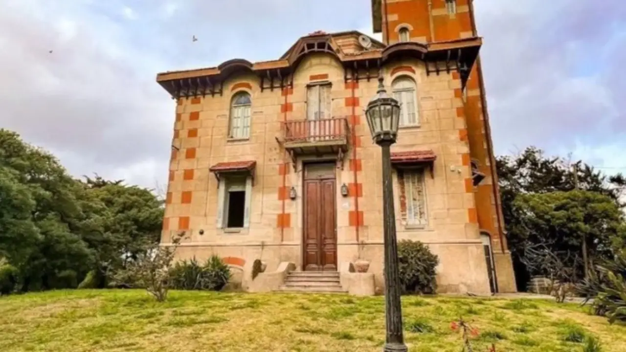 Está a metros del mar y perteneció a un famoso poeta: el histórico castillo bonaerense que se vende a precio insólito