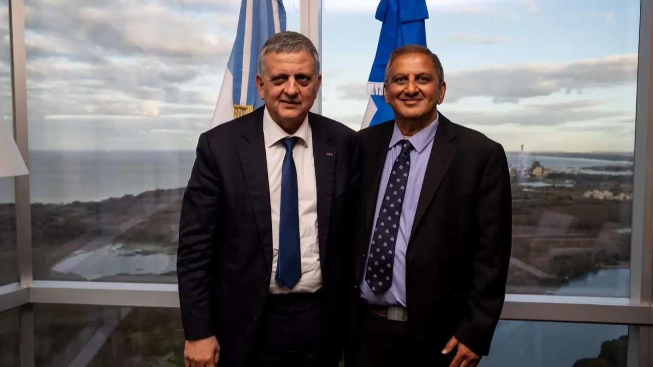 Horacio Marín de YPF junto a Dharmesh Mehta de Corva tras renovar un acuerdo tecnológico