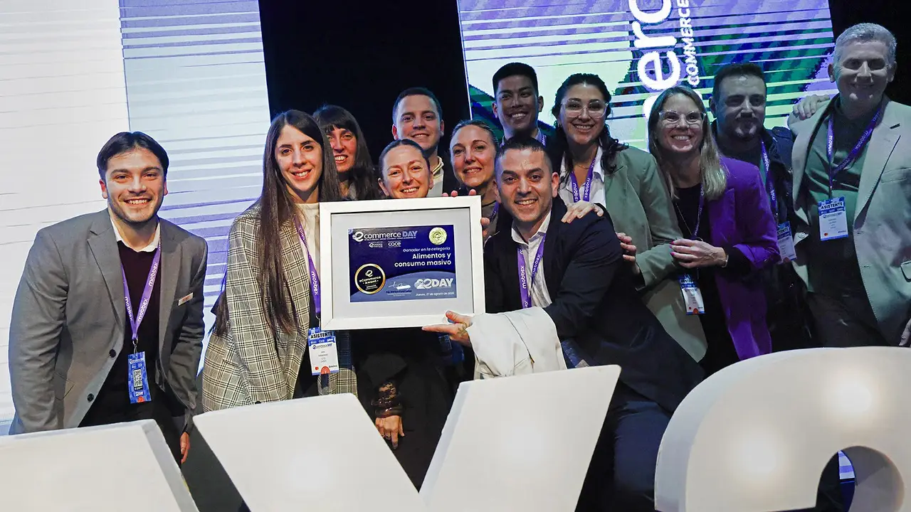 Equipo de COTO recibe el eCommerce Award Argentina 2026 en Alimentos y Consumo Masivo.