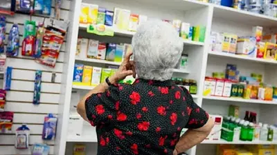 Jubilada en la farmacia. Jubilada en la farmacia.