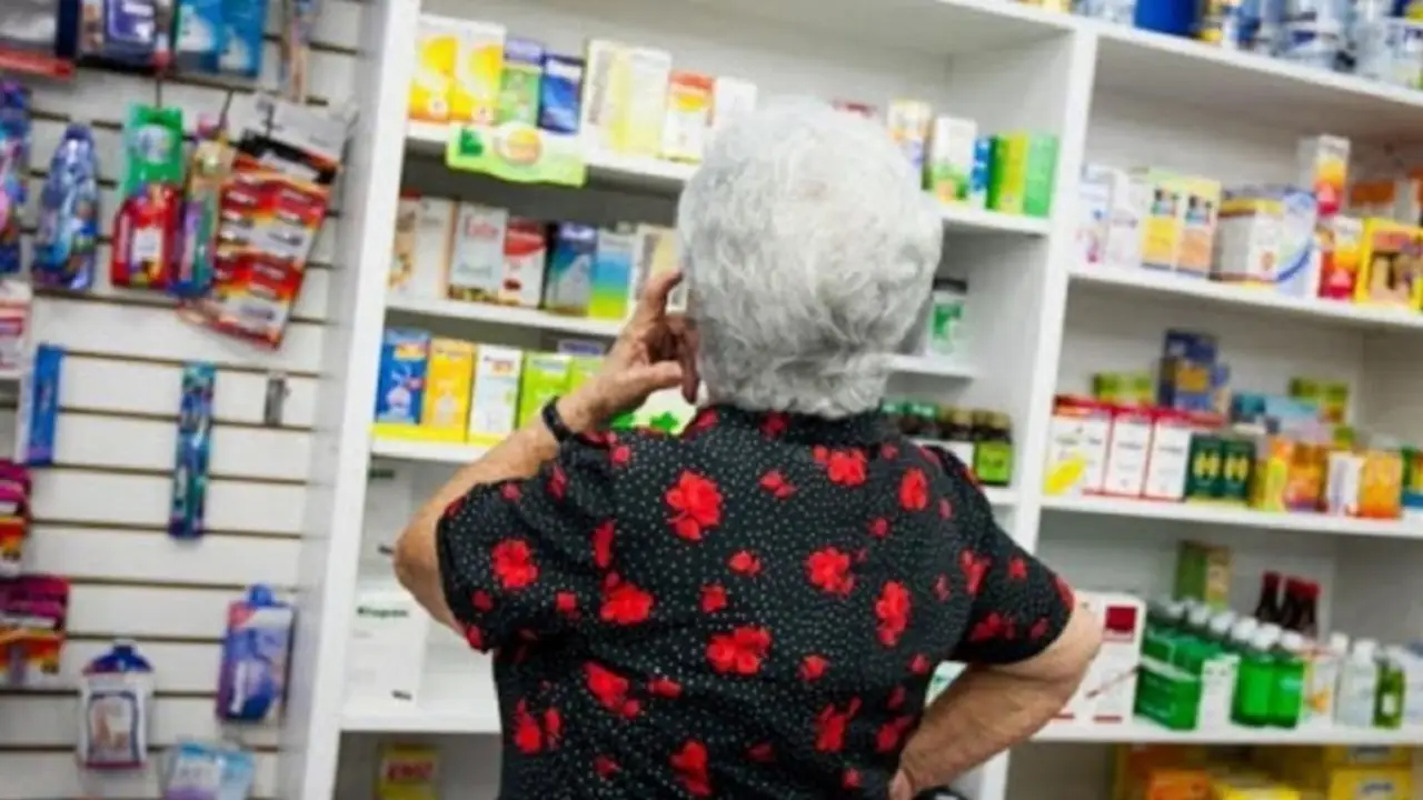 Jubilada en la farmacia.