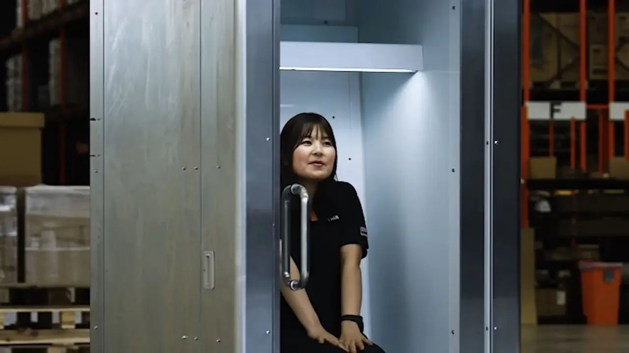 Cómo funciona la "heladera para humanos", el invento japonés para combatir el calor extremo