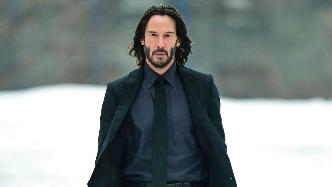 Keanu Reeves cumple 62 años y mantiene una exigente rutina física. El simple ejercicio que realiza para conservar su fuerza y figura.