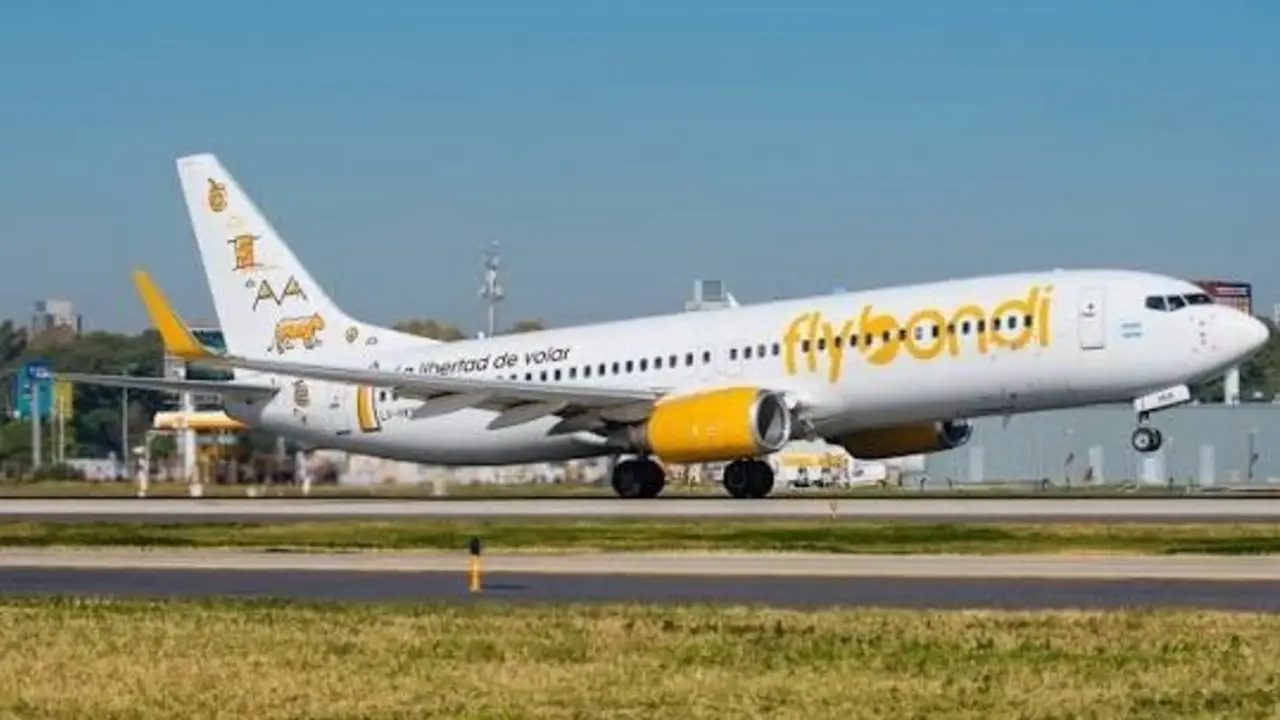 Crisis en Flybondi: la aerolínea abandonó Corrientes y el movimiento de pasajeros se derrumbó un 45%