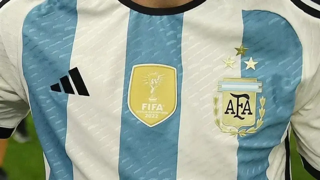 Hicieron las camisetas de la Selección en 2022 y hoy tienen que suspender a más de 100 trabajadores por la crisis