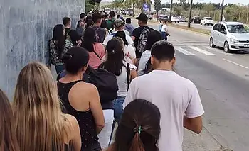 La actividad cayó en julio y, pese a la mejora que defiende Milei, el empleo sigue en baja | Crisis económica