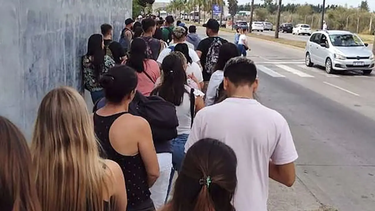 Larga fila de personas buscando trabajo