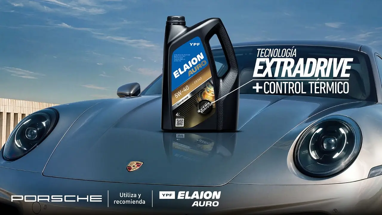 Lubricante ELAION AURO con tecnología EXTRADRIVE sobre un auto Porsche