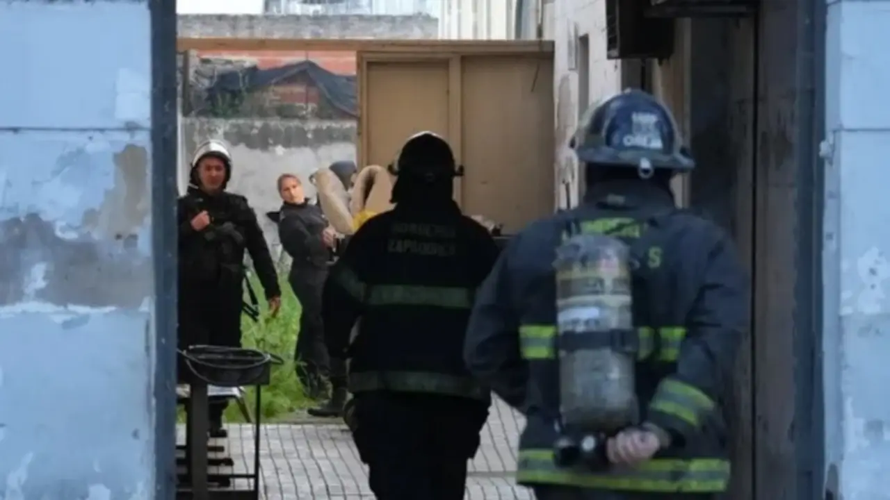 Intento de motín e incendio en una comisaría de Rosario: mujeres quemaron colchones por no poder recibir visitas
