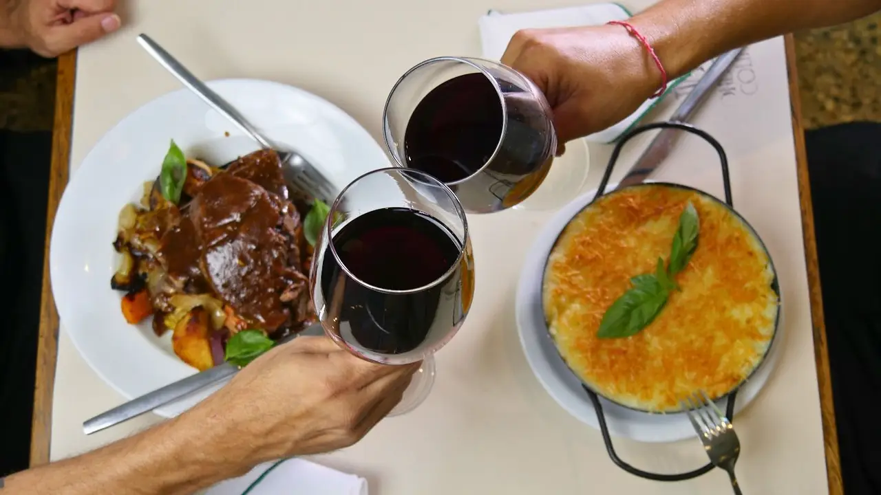 Platos calientes y un vino